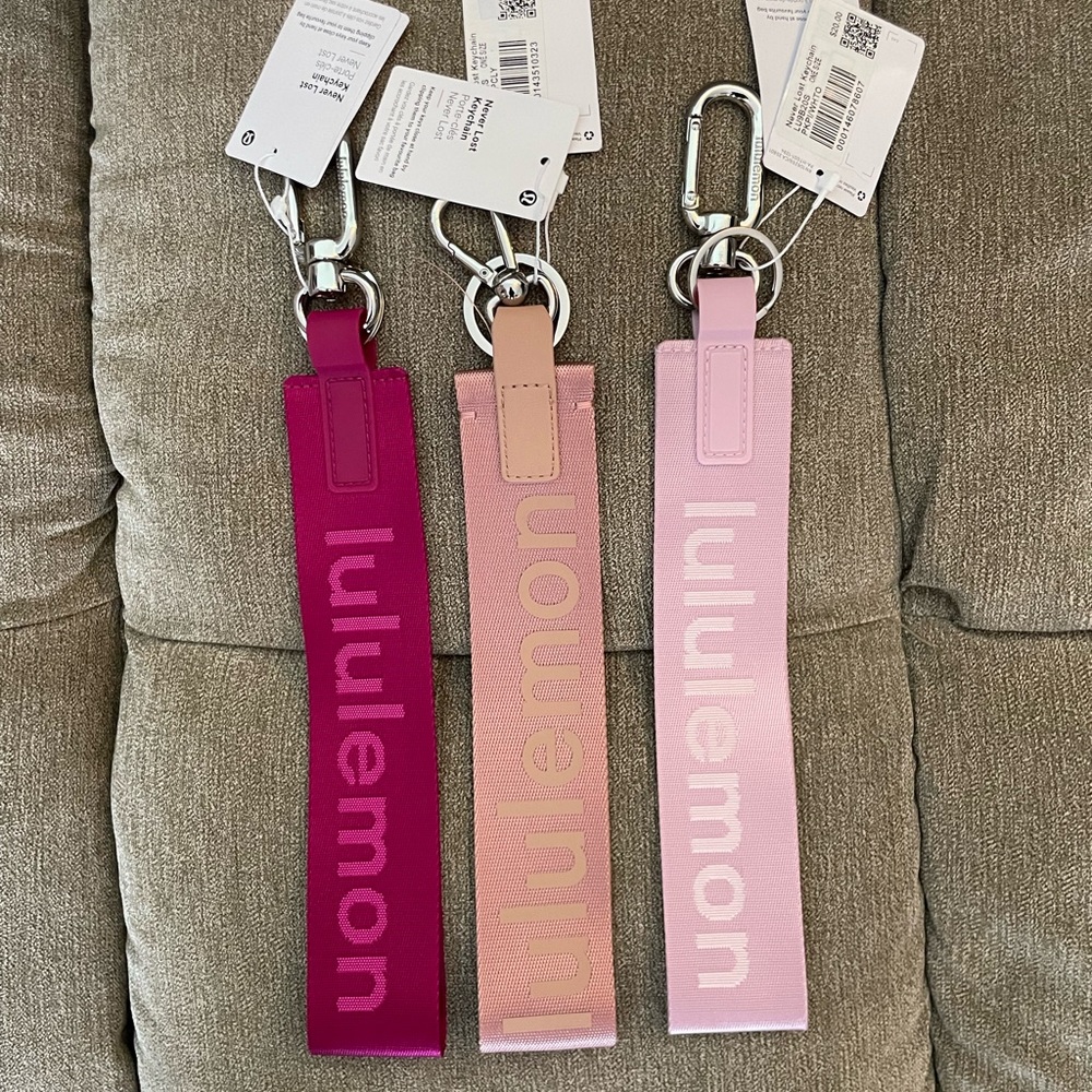 NWT lululemon Neverlost Keychain bundle!!